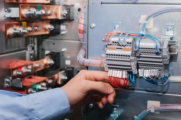 Elektrikçi yakınındaki alçak gerilim dolap. Kesintisiz güç kaynağı. Elektrik.