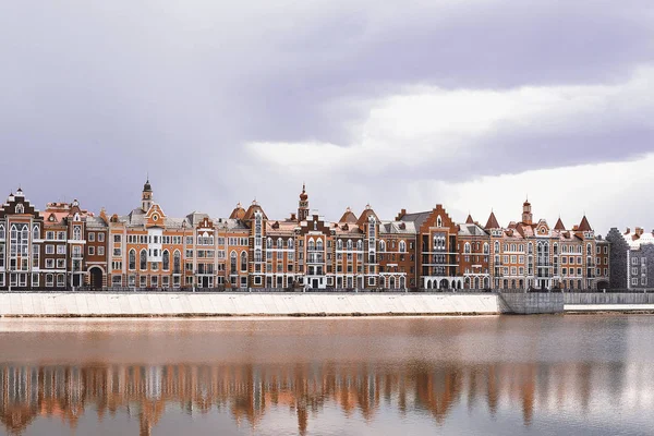 Vacker utsikt över bostäder vid vattnet i belgisk stil. — Stockfoto