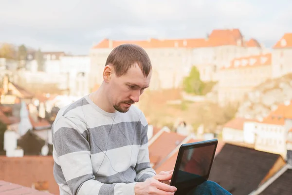 Felnőtt férfi működik a számítógépen. — Stock Fotó