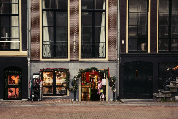 Vánoční dekorace obchod na ulici v Amsterdamu v Nizozemsku. — Stock fotografie