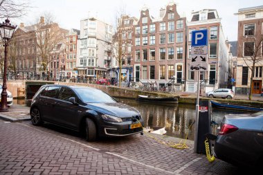 Amsterdam, Hollanda, 11 Aralık 2016 - güç kaynağı bir elektrikli araba takılı şarj ediliyor.