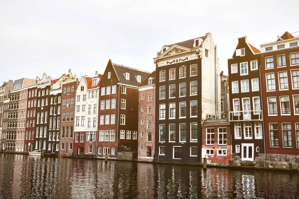 Edificios antiguos tradicionales en Amsterdam, Países Bajos — Foto de Stock