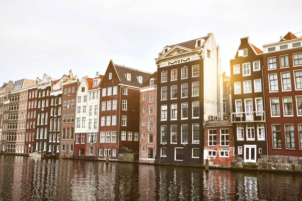 Hollanda, Amsterdam 'da geleneksel eski binalar