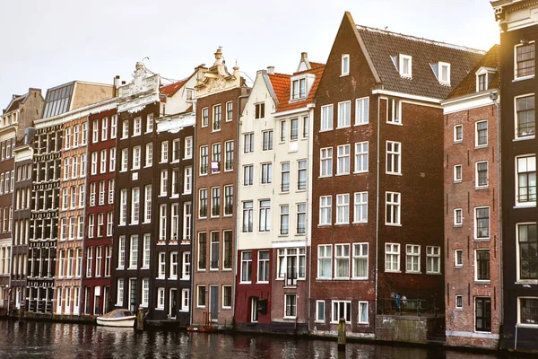 Edificios antiguos tradicionales en Amsterdam, Países Bajos — Foto de Stock