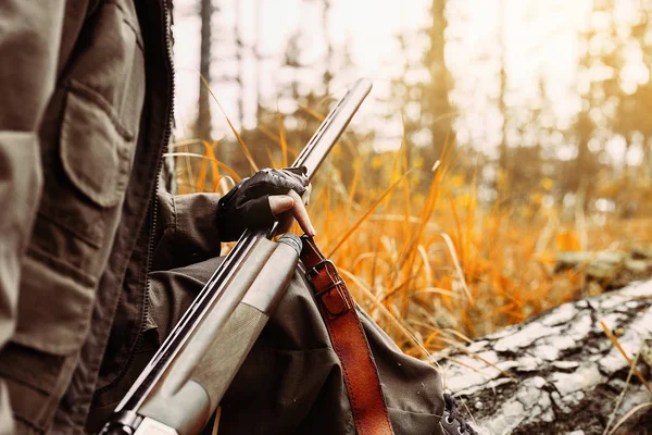 Temporada de caça de outono. Mulher caçadora com uma arma . — Fotografia de Stock