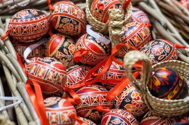 Sepet oyuncakları şeklinde birçok Paskalya yumurtaları yalan. Kutlama arka plan.