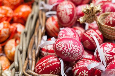 Sepet oyuncakları şeklinde birçok Paskalya yumurtaları yalan. Kutlama arka plan.