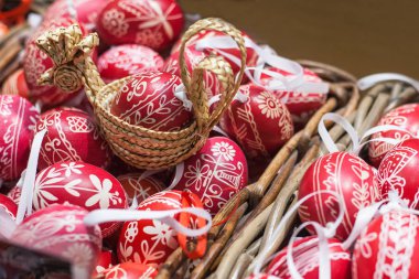 Sepet oyuncakları şeklinde birçok Paskalya yumurtaları yalan. Kutlama arka plan.