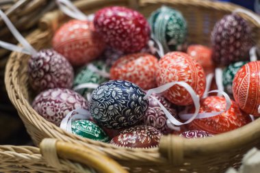 Sepet oyuncakları şeklinde birçok Paskalya yumurtaları yalan. Kutlama arka plan.