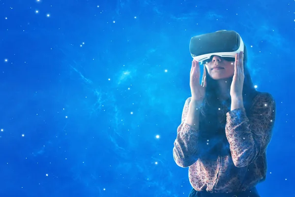 Kobieta z okulary wirtualnej rzeczywistości. Koncepcja przyszłych technologii. — Zdjęcie stockowe