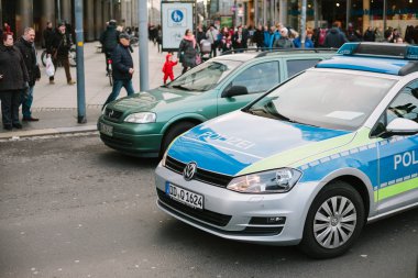 Dresden, Almanya, 15 Aralık 2016: Alman polis araba sürücüleri bir sokakta