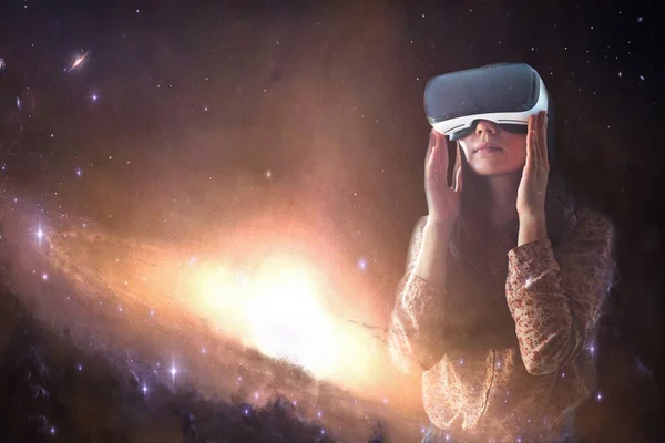 Женщина в очках виртуальной реальности. Концепция технологии будущего . — стоковое фото