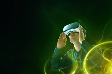 Sanal gerçeklik gözlüklü adam. Gelecekteki teknoloji konsepti.