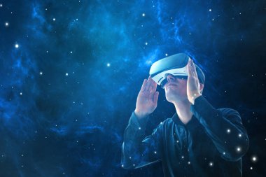 Sanal gerçeklik gözlüklü adam. Gelecekteki teknoloji konsepti.