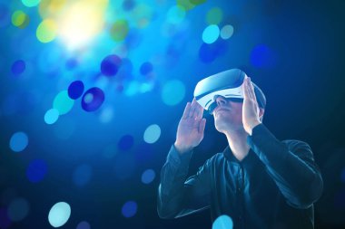 Sanal gerçeklik gözlüklü adam. Gelecekteki teknoloji konsepti.