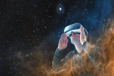 Sanal gerçeklik gözlüklü adam. Gelecekteki teknoloji konsepti.