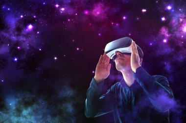 Sanal gerçeklik gözlüklü adam. Gelecekteki teknoloji konsepti.
