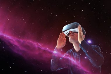 Sanal gerçeklik gözlüklü adam. Gelecekteki teknoloji konsepti.