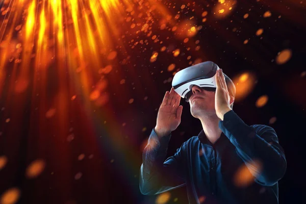 O homem com óculos de realidade virtual. Conceito de tecnologia futura. — Fotografia de Stock