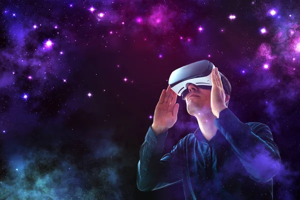 Sanal gerçeklik gözlüklü adam. Gelecekteki teknoloji konsepti.