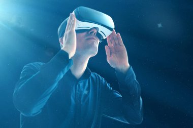 Sanal gerçeklik gözlüklü adam. Gelecekteki teknoloji konsepti.
