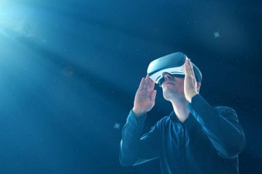 Sanal gerçeklik gözlüklü adam. Gelecekteki teknoloji konsepti.