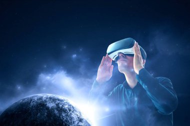 Sanal gerçeklik gözlüklü adam. Gelecekteki teknoloji konsepti.