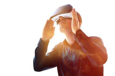 Sanal gerçeklik gözlüklü adam. Gelecekteki teknoloji konsepti.