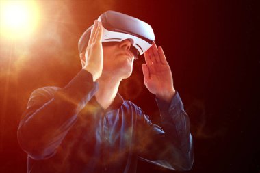 Sanal gerçeklik gözlüklü adam. Gelecekteki teknoloji konsepti.