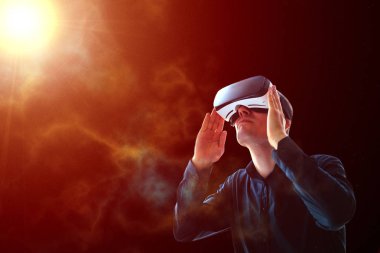 Sanal gerçeklik gözlüklü adam. Gelecekteki teknoloji konsepti.