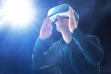 Sanal gerçeklik gözlüklü adam. Gelecekteki teknoloji konsepti.