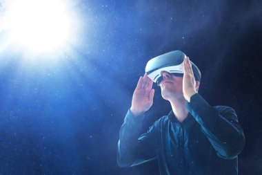 Sanal gerçeklik gözlüklü adam. Gelecekteki teknoloji konsepti.