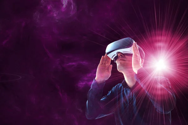 戴著一副虚拟现实眼镜的人未来的技术概念. — 图库照片