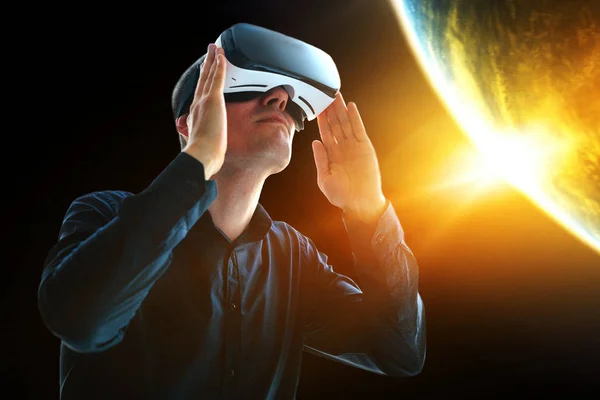 Człowiek w okularach wirtualnej rzeczywistości. Koncepcja technologii przyszłości. — Zdjęcie stockowe