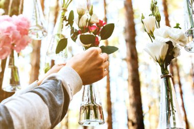 Düğün Çiçek dekorasyon arch ormanın içinde. Bir düğün çiçek dekorasyon fikri. doğada düğün kavramı.