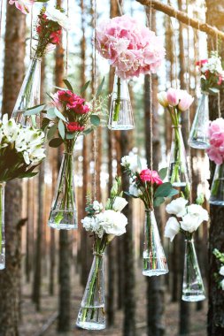 Düğün Çiçek dekorasyon arch ormanın içinde. Bir düğün çiçek dekorasyon fikri. doğada düğün kavramı.