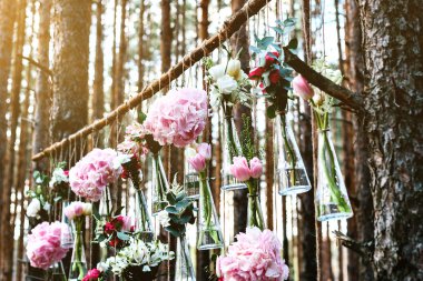 Düğün Çiçek dekorasyon arch ormanın içinde. Bir düğün çiçek dekorasyon fikri. doğada düğün kavramı.