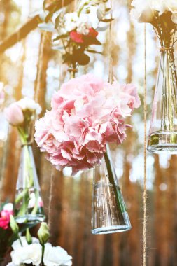 Düğün Çiçek dekorasyon arch ormanın içinde. Bir düğün çiçek dekorasyon fikri. doğada düğün kavramı.