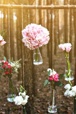 Düğün Çiçek dekorasyon arch ormanın içinde. Bir düğün çiçek dekorasyon fikri. doğada düğün kavramı.