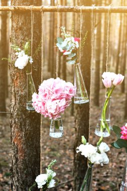 Düğün Çiçek dekorasyon arch ormanın içinde. Bir düğün çiçek dekorasyon fikri. doğada düğün kavramı.