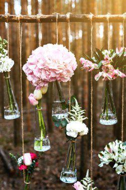 Düğün Çiçek dekorasyon arch ormanın içinde. Bir düğün çiçek dekorasyon fikri. doğada düğün kavramı.