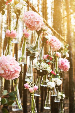 Düğün Çiçek dekorasyon arch ormanın içinde. Bir düğün çiçek dekorasyon fikri. doğada düğün kavramı.