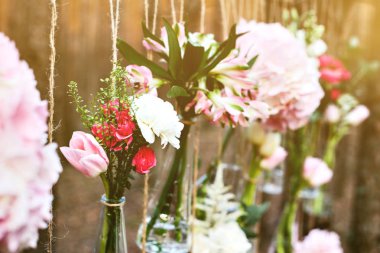 Düğün Çiçek dekorasyon arch ormanın içinde. Bir düğün çiçek dekorasyon fikri. doğada düğün kavramı.