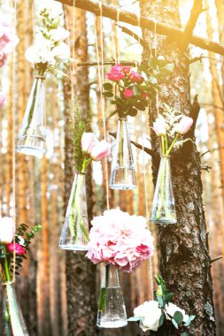 Düğün Çiçek dekorasyon arch ormanın içinde. Bir düğün çiçek dekorasyon fikri. doğada düğün kavramı.