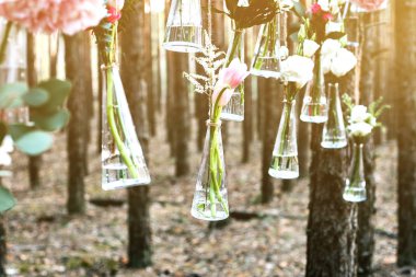 Düğün Çiçek dekorasyon arch ormanın içinde. Bir düğün çiçek dekorasyon fikri. doğada düğün kavramı.