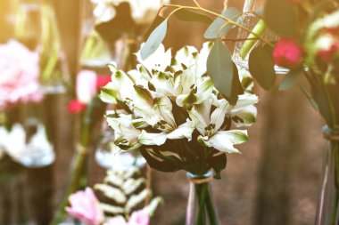 Düğün Çiçek dekorasyon arch ormanın içinde. Bir düğün çiçek dekorasyon fikri. doğada düğün kavramı.