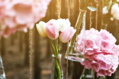 Düğün Çiçek dekorasyon arch ormanın içinde. Bir düğün çiçek dekorasyon fikri. doğada düğün kavramı.