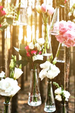 Düğün Çiçek dekorasyon arch ormanın içinde. Bir düğün çiçek dekorasyon fikri. doğada düğün kavramı.