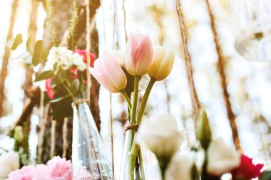 Düğün Çiçek dekorasyon arch ormanın içinde. Bir düğün çiçek dekorasyon fikri. doğada düğün kavramı.