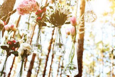 Düğün Çiçek dekorasyon arch ormanın içinde. Bir düğün çiçek dekorasyon fikri. doğada düğün kavramı.